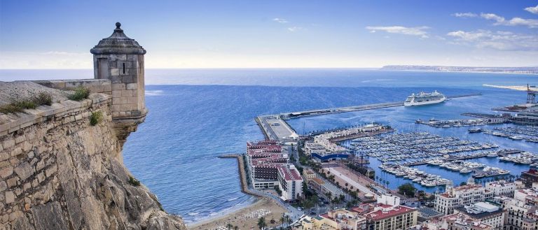 Vista del puerto de Alicante desde el castillo