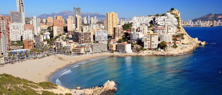 Vista aérea de la ciudad de Benidorm desde la costa